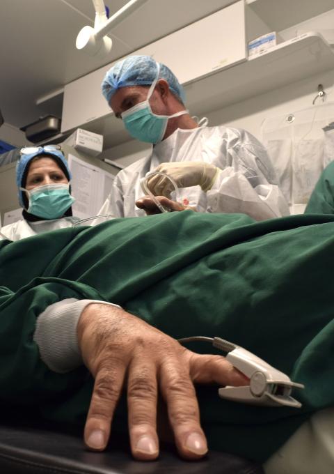 Saad (the name of the patient has been changed), 46 years old, in the operating theatre of MSF’s comprehensive post-operative care facility in East Mosul, is about to undergo his fourth surgical intervention.
