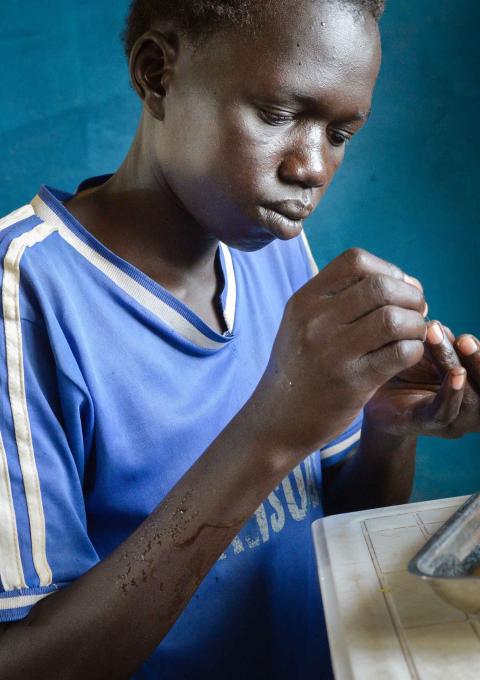20-year-old Bagat Adshar, testing his blood sugar level with a glucometer in MSF’s diabetes clinic in Agok hospital. 