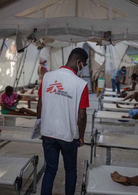 Haiti CTC Turgeau – MSF Health Promoter Jose verifies and keeps track on the health conditions of ill patients.