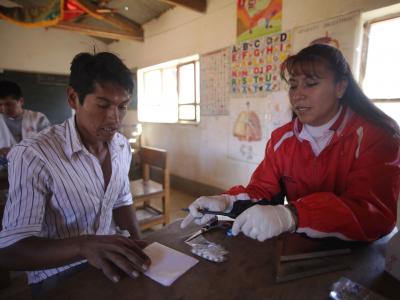 An MSF doctor provides a patient with Chagas treatment for a week in Comun Pampa.