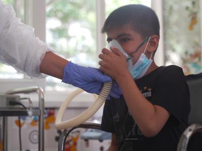Muhammad Yusuf (8) is undergoing a sputum induction in a specialized room in Paediatric TB hospital in Dushanbe. Analysing sputum culture is considered the best way to diagnose TB. However, children have great difficulty in producing it themselves.