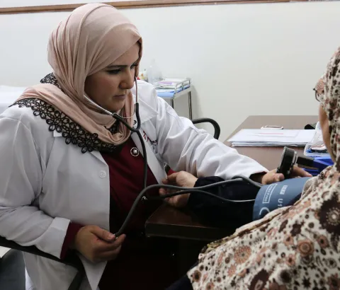 Majida, 58, a Syrian patient at MSF’s non-communicable diseases (NCDs) project in Irbid governorate, northern Jordan, close to the Syrian borders, has her blood pressure ochecked by an MSF nurse in one of the two NCDs clinics in Irbid